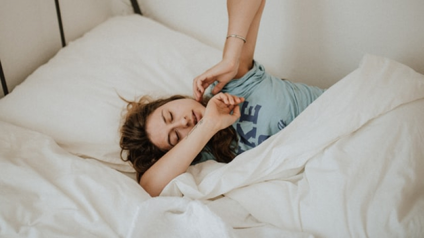 Tidak pakai bra saat tidur (source: unsplash)